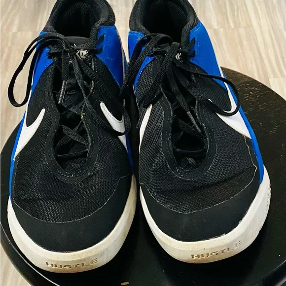 Nike kids Basketball shoes.Hustle D10CW6735.US 6.5.Black and blue.good condition - Picture 5 of 6